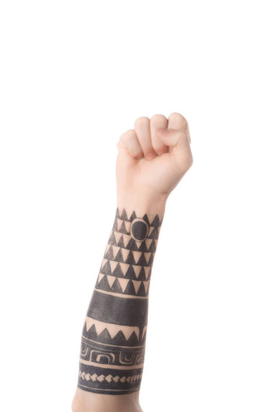 обрезанный вид татуированного человека, показывающего знак "да" глухим и немым языком, изолированным на белом
