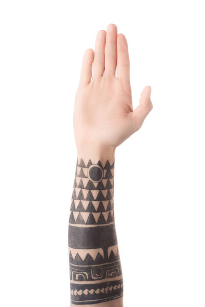 частичный вид татуированной руки человека, изолированной на белом
