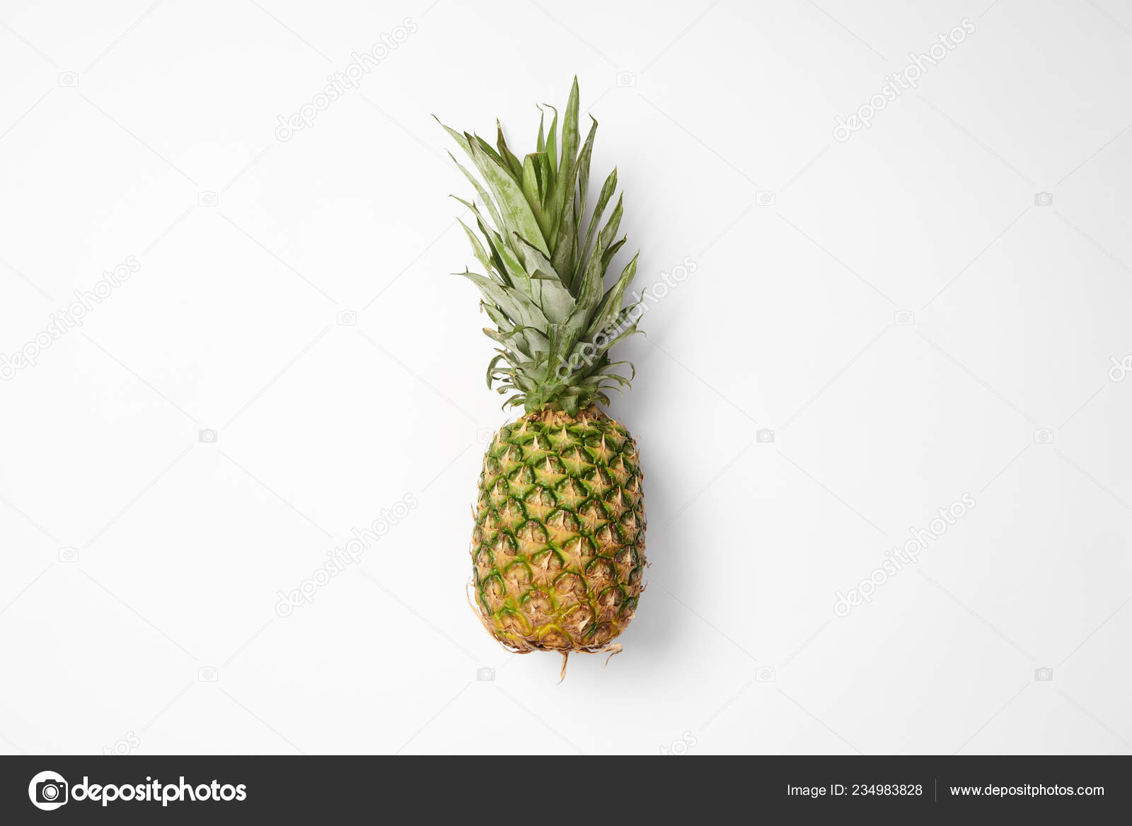 Vista Superior Abacaxi Cru Fresco Fundo Branco — Foto © MicEnin #234983828, image size:1600x1168