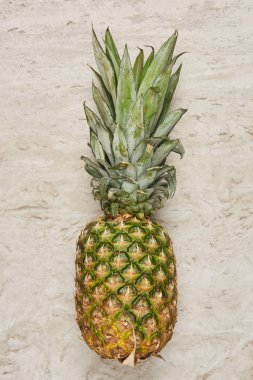 Olgun ve lezzetli ananas üstten görünüm mermer zemin üzerine 