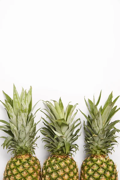 Vue Dessus Des Ananas Frais Biologiques Sur Fond Blanc — Photo