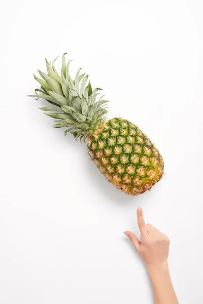 Ananas Beyaz Arka Plan Üzerinde Parmak Ile Işaret Eden Kadın — Stok fotoğraf