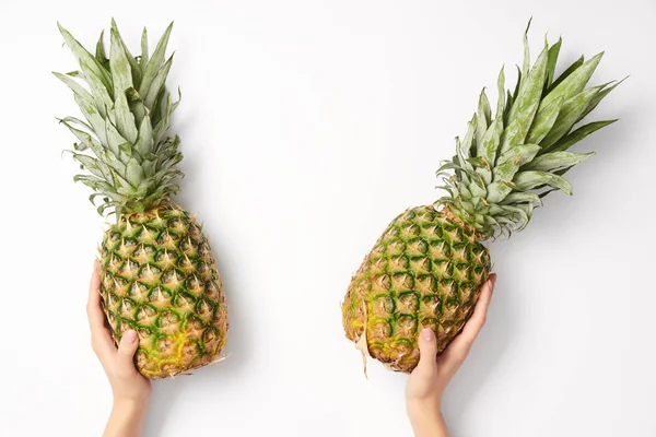 Kırpılan Görünümünü Ananas Beyaz Arka Plan Üzerinde Elinde Tutan Kadın — Stok fotoğraf