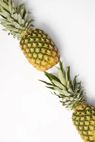 Bovenaanzicht Van Heerlijke Gele Ananas Witte Achtergrond — Stockfoto