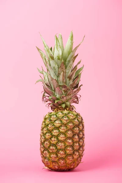ピンクの背景に健康 有機と甘いパイナップル — ストック写真