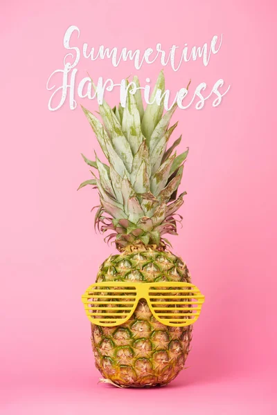 Legrační Sladký Ananas Sluneční Brýle Letní Štěstí Nápis Růžovém Pozadí — Stock fotografie