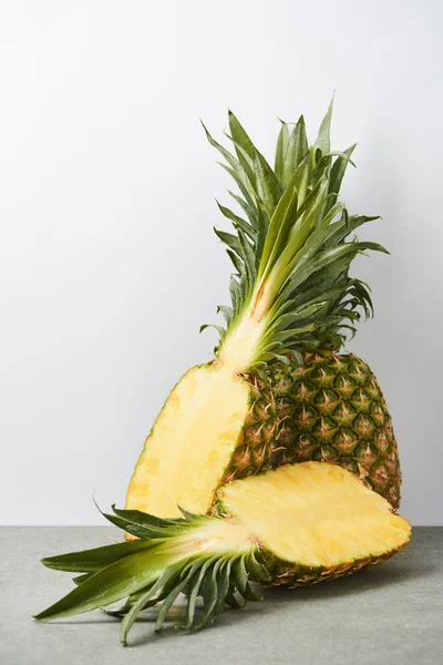 Organicznych Słodki Ananas Połówki Białym Tle — Zdjęcie stockowe