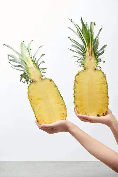 Przycięte Widzenia Kobietę Żółty Ananas Połówki Białym Tle — Zdjęcie stockowe
