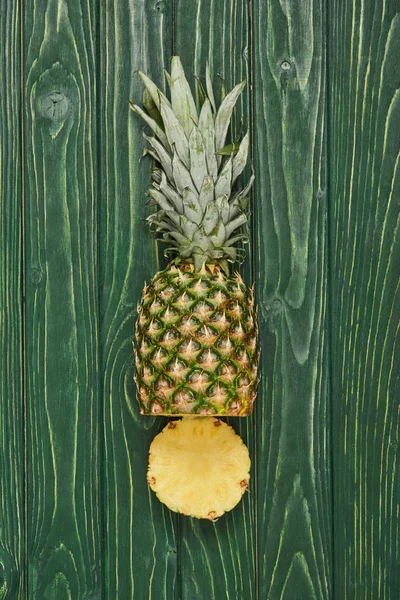 Dilimlenmiş Ananas Üstten Görünüm Yeşil Ahşap Tablo — Stok fotoğraf