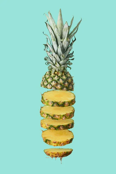 Dilimlenmiş Tatlı Organik Ananas Turkuaz Üzerinde Izole — Stok fotoğraf