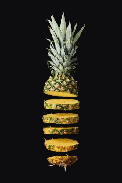 Scheiben Geschnittene Schmackhafte Und Süße Ananas Isoliert Auf Schwarz — Stockfoto