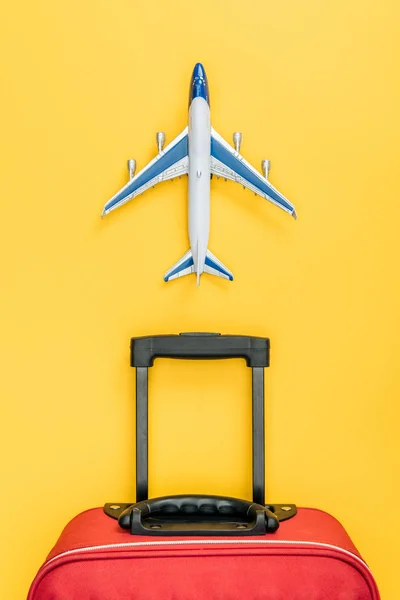 Top View Red Baggage Toy Plane Yellow Background — Stock Photo, Image