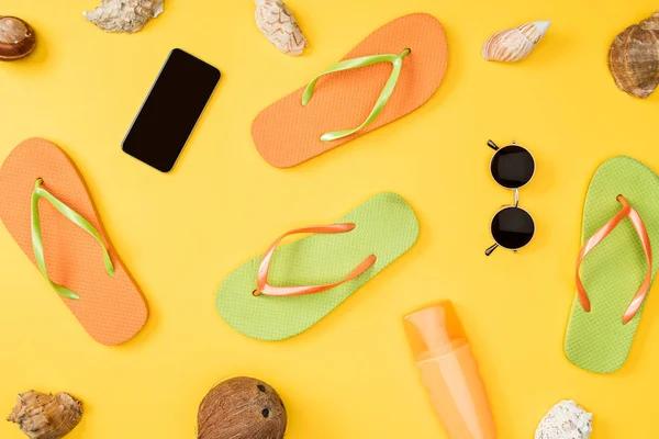 Top View Smartphone Blank Screen Sunglasses Coconut Flip Flops Seashells — Stock Photo, Image