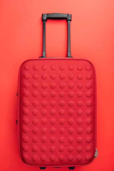 红色背景上的旅行袋的顶部视图 — 图库照片