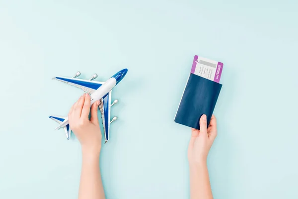 Przycięte Widzenia Kobieta Paszportem Air Bilet Zabawka Samolot Niebieskim Tle — Zdjęcie stockowe