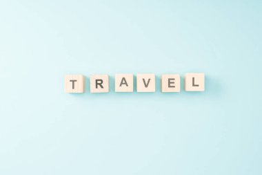 mavi arka plan seyahat yazı ile tahta küpler üstten görünüm
