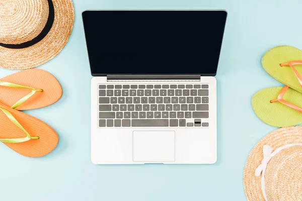 Vista Superior Computadora Portátil Con Pantalla Blanco Cerca Chanclas Sombreros — Foto de Stock