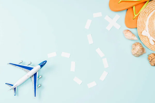 Top View Toy Plane Dotted Line Straw Hat Seashells Flip — Stock Photo, Image