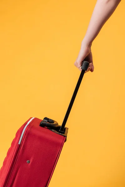 Обрізаний Вид Жінки Червоною Сумкою Подорожей Ізольовано Жовтому — стокове фото