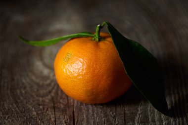 ahşap masa üzerinde yeşil yaprakları ile organik mandalina seçici odak 