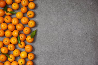 gri masada yeşil yaprakları ile olgun organik clementines üstten görünüm