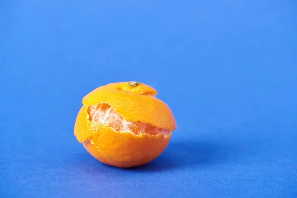 Mandarina Orgánica Pelada Con Ralladura Sobre Fondo Azul —  Fotos de Stock