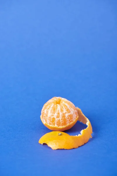 Mandarine Pelée Juteuse Avec Zeste Sur Fond Bleu — Photo