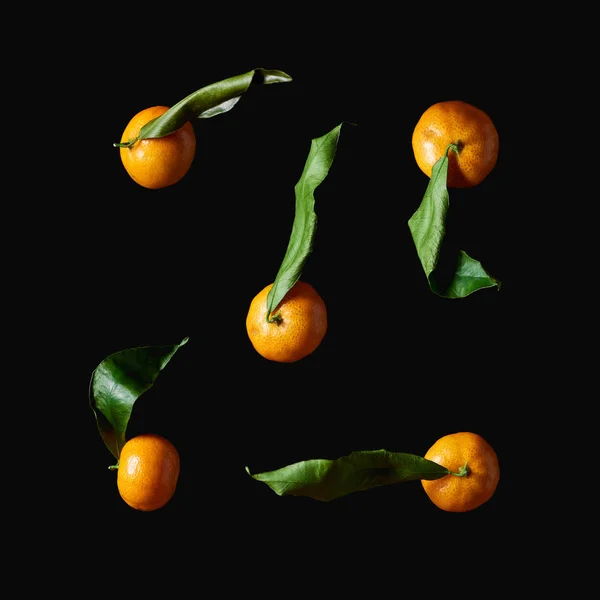 Mandarinas Orgánicas Con Hojas Verdes Aisladas Negro —  Fotos de Stock