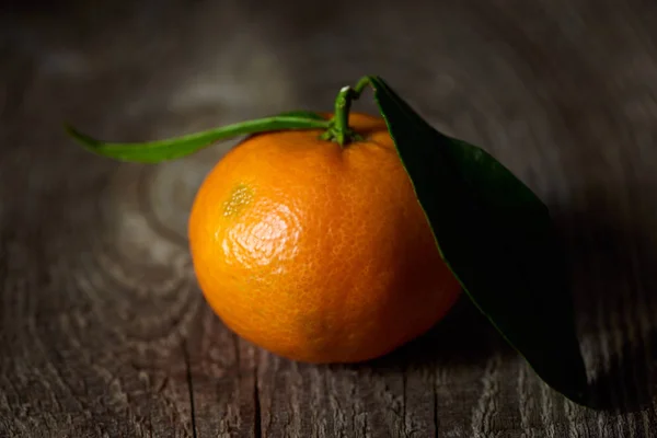 Selectieve Aandacht Voor Biologische Tangerine Met Groene Bladeren Houten Tafel — Stockfoto