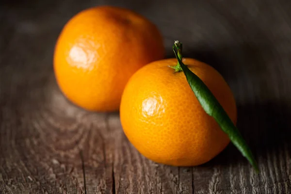 Selektivní Fokus Šťavnaté Oranžové Mandarinky Dřevěný Stůl — Stock fotografie