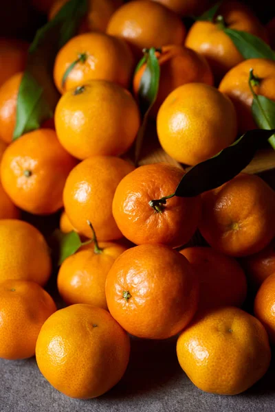 Selektivní Fokus Sladké Oranžové Mandarinky Zelenými Listy — Stock fotografie