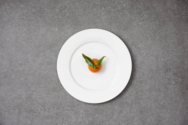 Top View Sweet Organic Tangerine Green Leaves White Plate — Stock Photo, Image