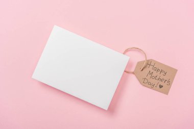 Boş Kartpostal ve mutlu anneler günü tebrik metin pembe bir arka plan üzerinde ahşap etiketle