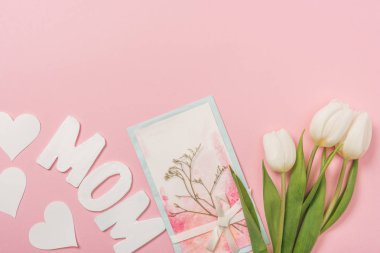 anneler günü kartpostal kurutulmuş bitki ve yay, Beyaz Lale, kağıt kalp, pembe bir arka plan üzerinde kelime anne ile dekore edilmiş
