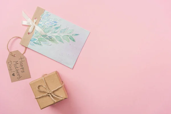 ピンクの背景に幸せな母の日あいさつ文を持つ木製ラベル 母の日グリーティング カード ギフト ボックス — ストック写真