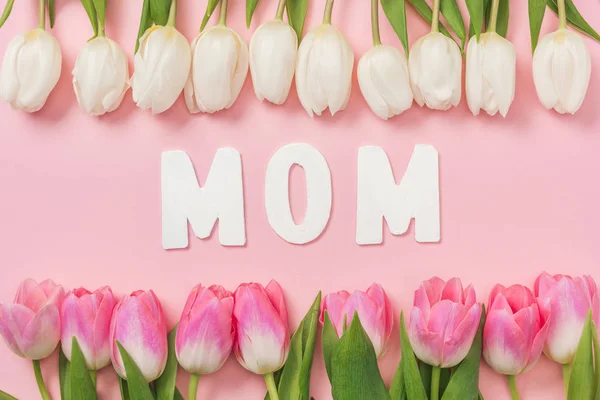 White Pink Tulips Arranged Rows Paper Word Mom Pink Background — Stock Photo, Image