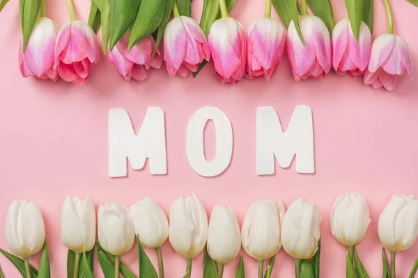 Pink White Tulips Arranged Rows Paper Word Mom Center Pink — Stock Photo, Image
