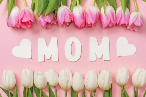 Tulipanes Rosa Blanco Dispuestos Filas Con Papel Palabra Mamá Centro —  Fotos de Stock