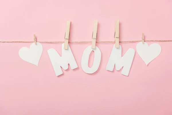 White Paper Hearts Word Mom Coarse Thread Pink Background — Stock Photo, Image