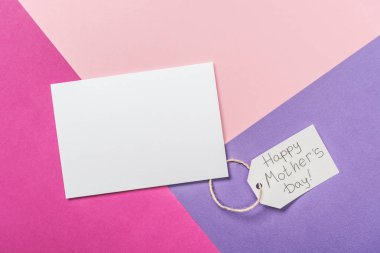 beyaz boş kartpostal ve üç renkli arka plan üzerinde mutlu anneler günü tebrik metin ile etiket kağıdı