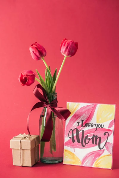 Annen Yazısıyla Seviyorum Metin Hediye Kutusu Vazoda Kırmızı Zemin Üzerine — Stok fotoğraf