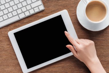 İşyerinde boş ekran ile dijital tablet kullanan kadın görünümünü kırpılmış