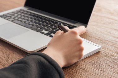 Kadın defter işyerinde yazma görünümünü kırpılmış