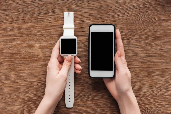 Vista Parcial Mujer Sosteniendo Smartwatch Smartphone Con Pantalla Blanco Sobre — Foto de Stock