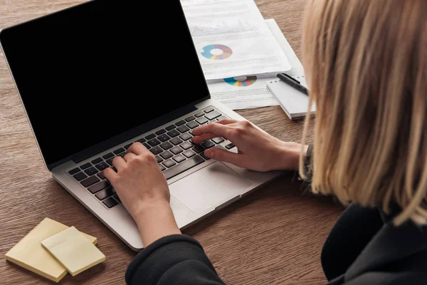 Delvis Skymd Utsikt Över Blond Kvinna Att Skriva Laptop Tangentbord — Stockfoto