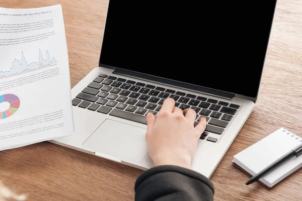 Partial View Woman Typing Laptop Keyboard — Stock Photo, Image