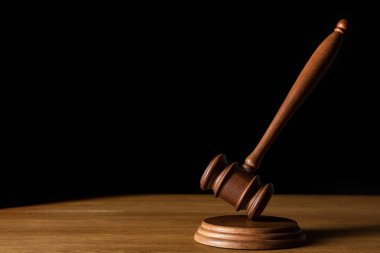 siyah kopya alanı ile izole kahverengi tahta tokmak