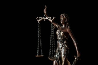 siyah izole adaletin terazisi ile bronz heykelciği, yakın çekim