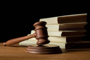 kitap, beyaz kapakları ve tokmak ahşap masa üstünde siyah izole yığını