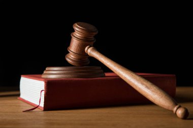 kırmızı kitap ve ahşap tablo üzerinde siyah izole kahverengi tokmak